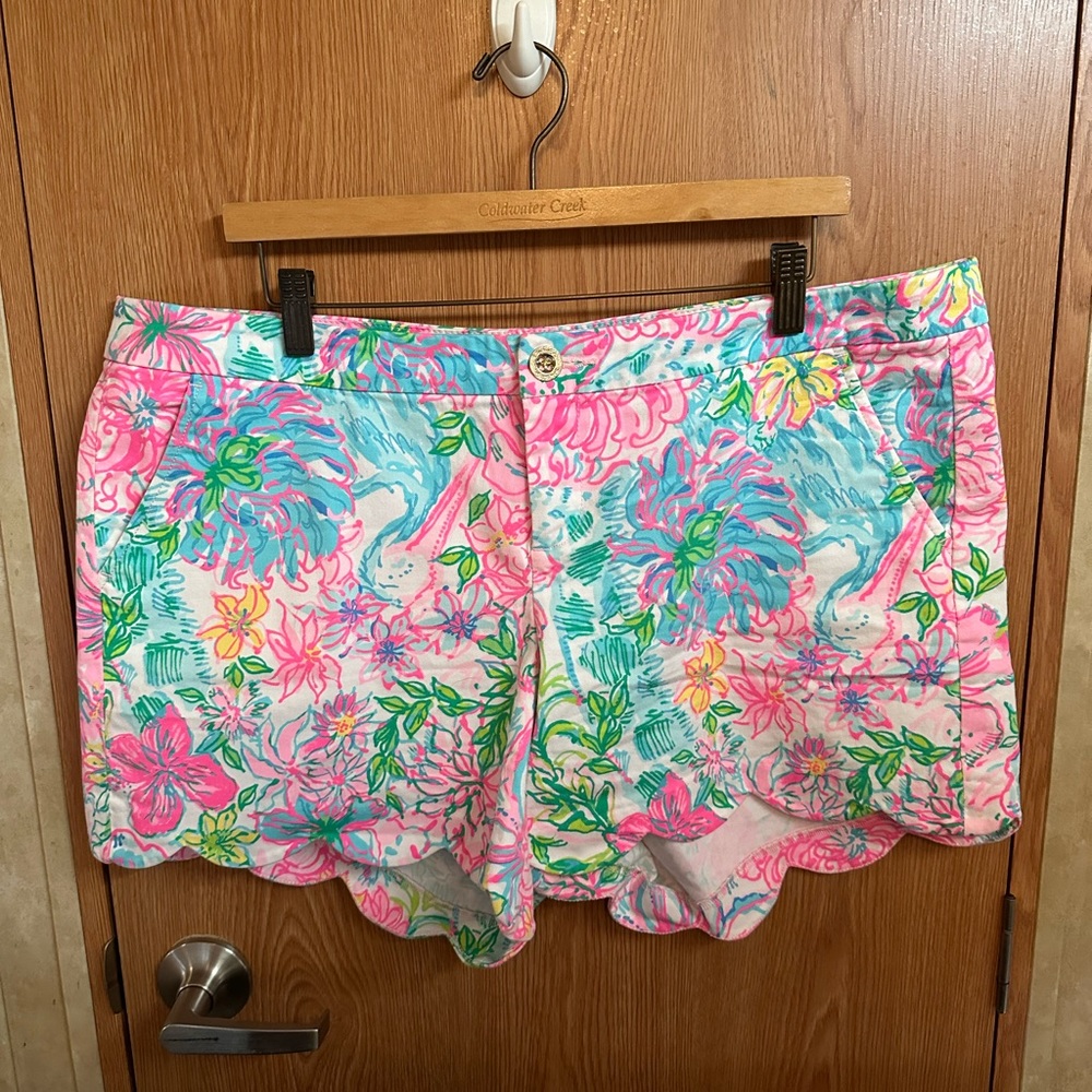 Beautiful Lilly Pulitzer shorts size 16 print only worn once!